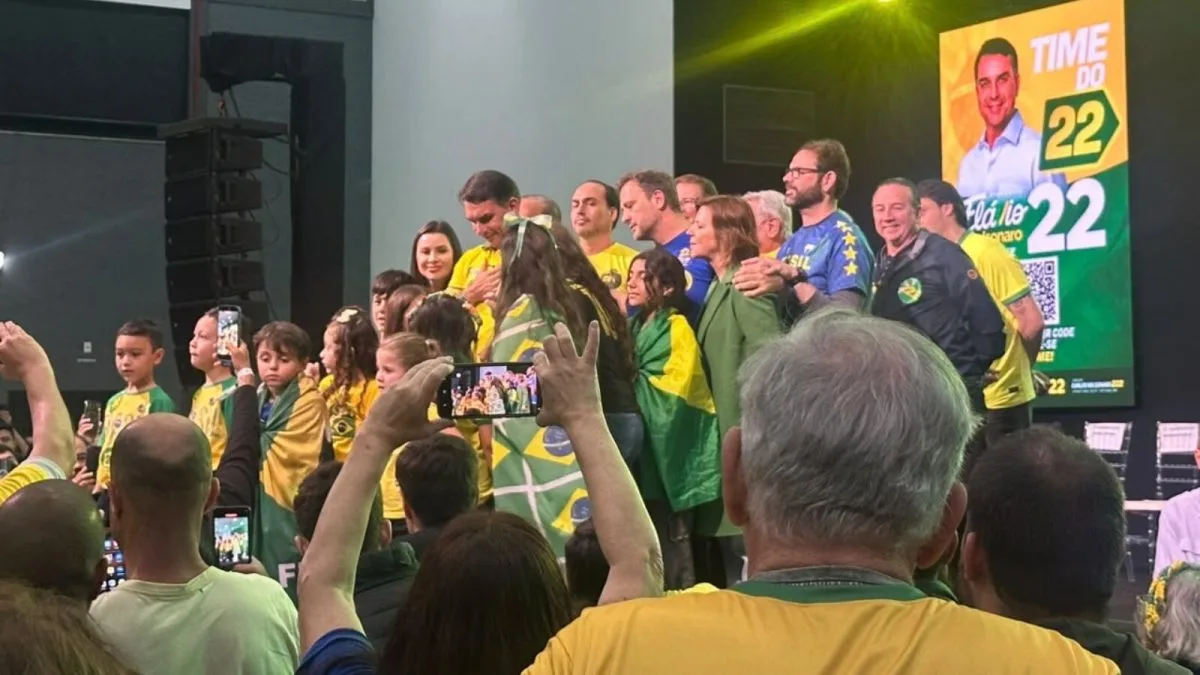 Comício de Flávio Bolsonaro em Joinville termina com crianças no palco e oração do Pai-Nosso