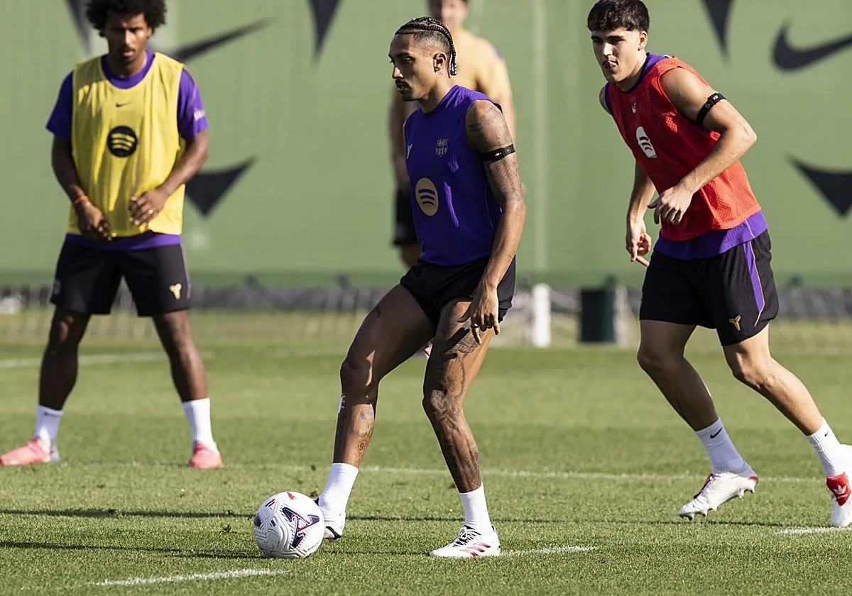 Raphinha y De Jong, novedades en la convocatoria del Barcelona para visitar al Betis