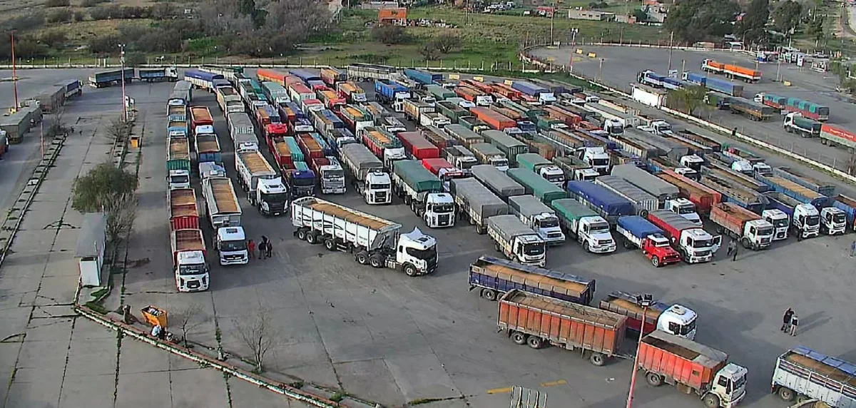 Preocupación en el puerto de Bahía Blanca: hay más de 400 camiones varados por un conflicto gremial