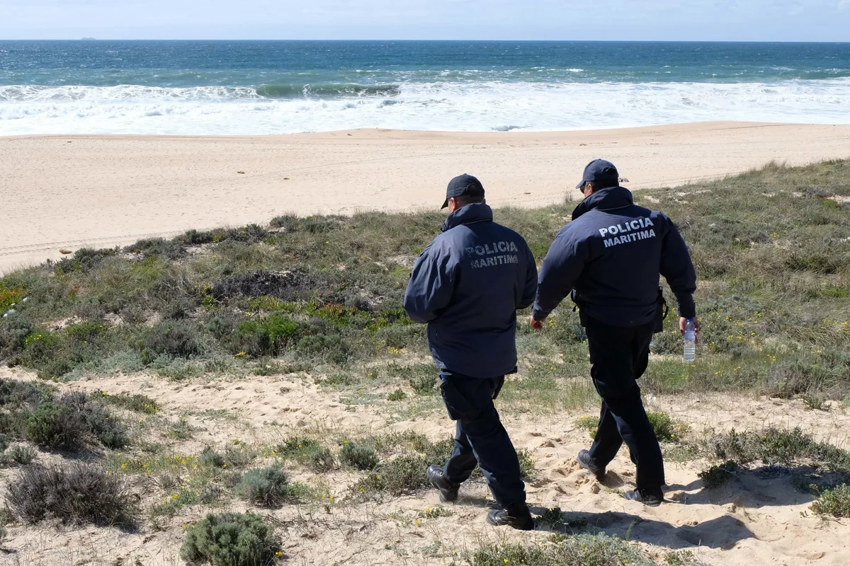 Sesimbra. Bote com água e mantimentos encontrado na Praia da Foz após relato de desembarque durante a madrugada