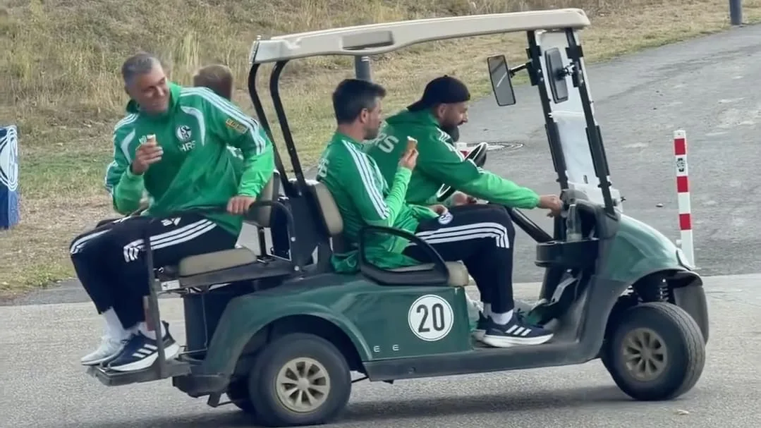 Trainer Muslic am Steuer - Schalkes Trainerteam entspannt im Golfcart