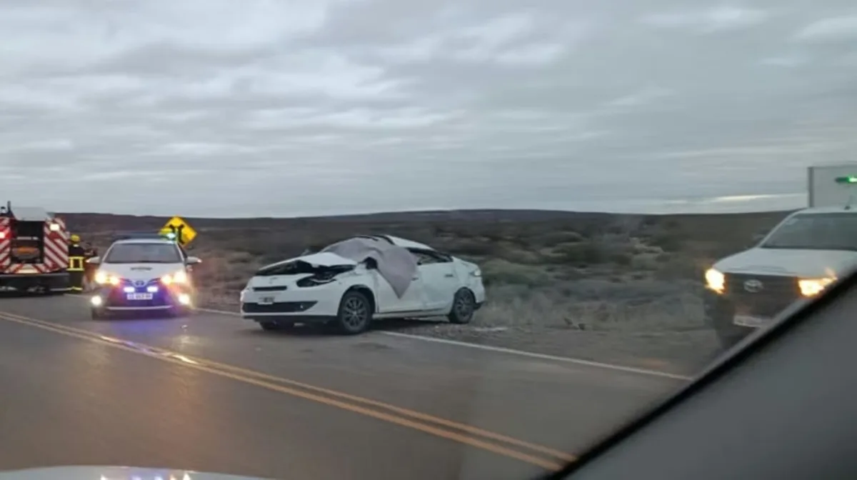 Accidente fatal en Neuquén: una mujer de 30 años murió tras volcar con su auto cuando viajaba junto a su familia