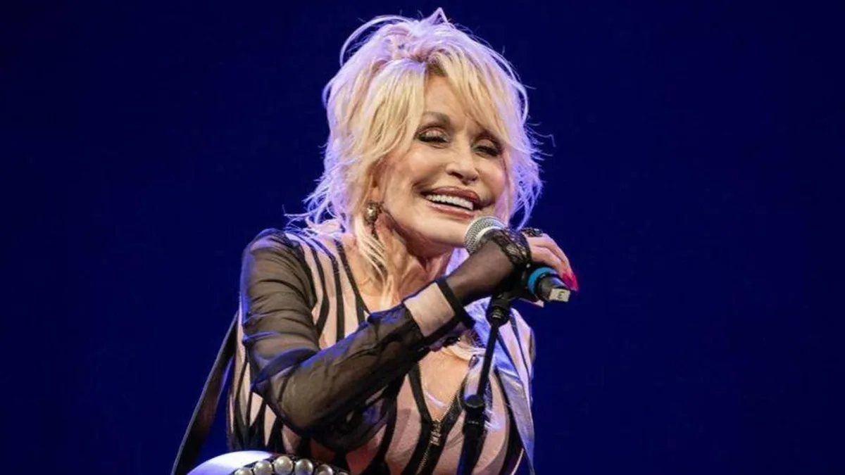 Beim traditionellen Wachwechsel: Buckingham-Palast erinnert an Dolly Parton