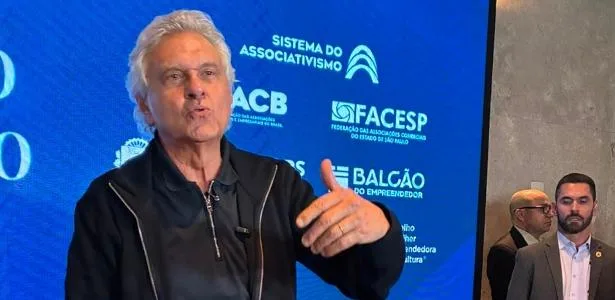 Daniela Lima: Bolsonarismo focou em detratar Caiado após críticas a Flávio