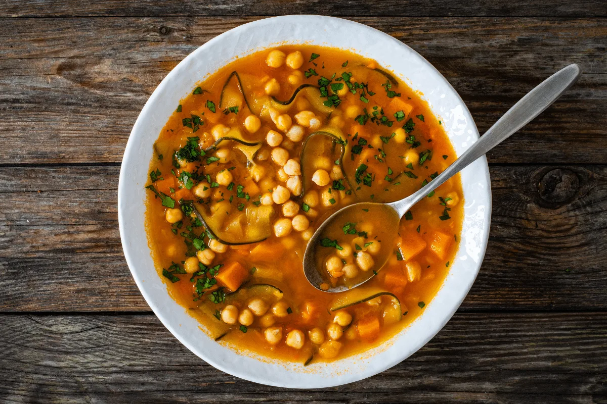 Sopas para o jantar: 4 receitas saudáveis e ricas em proteínas para variar o cardápio