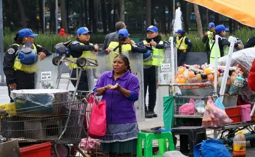 Resguardan 10 puestos ambulantes de la Alameda Central; no habían firmado acuerdos de reordenamiento