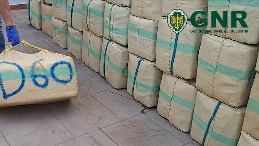 GNR e Guardia Civil espanhola apreendem 10,6 toneladas de haxixe e desmantelam rede de narcotráfico