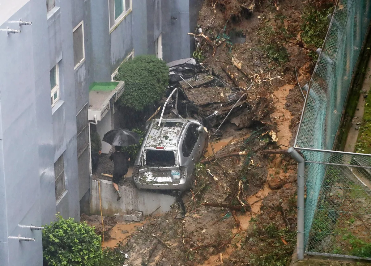 “지진난 줄” 천장까지 토사 들어차…급류에 車떠밀리고 아스팔트 뜯겨