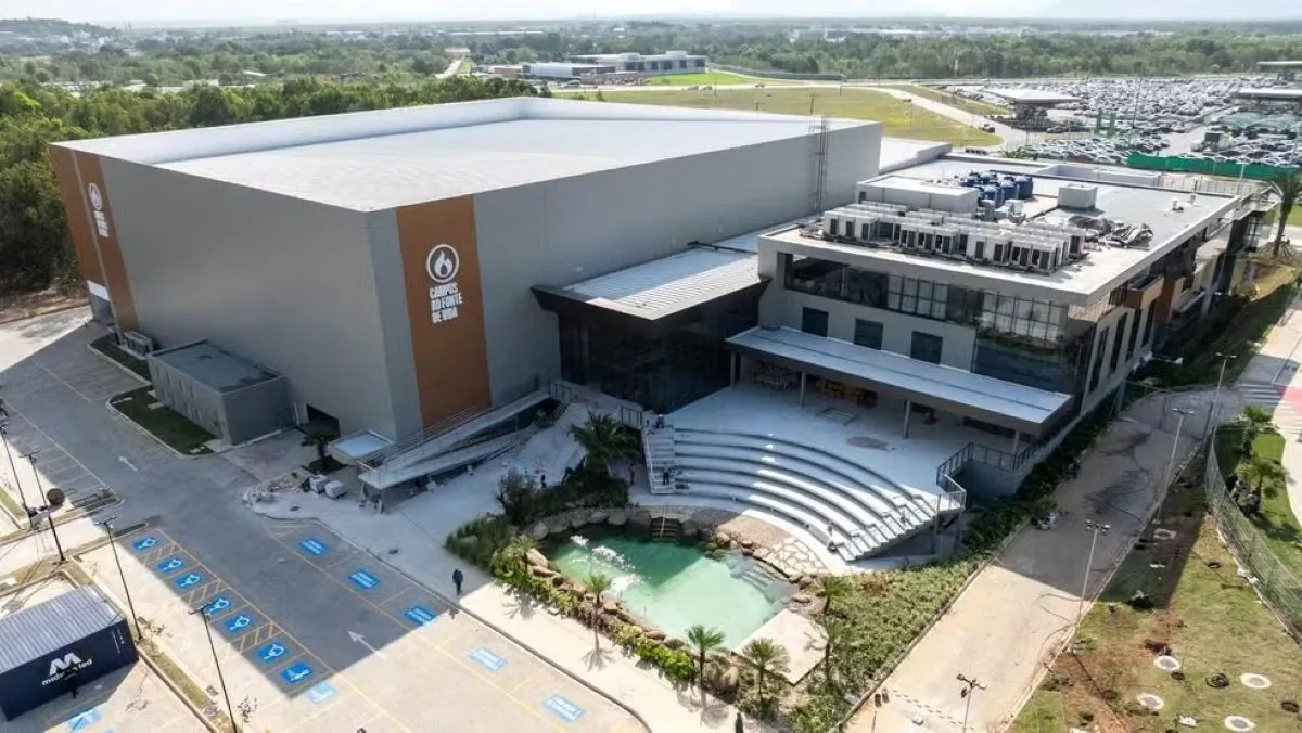 Megaigreja com lago de batismo, tecnologia de estádio, cafeteria e perfume exclusivo é inaugurada no ES