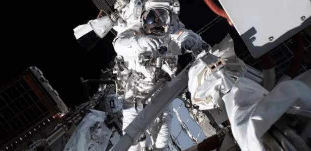 Em caminhada espacial, astronautas reparam Estação Espacial Internacional