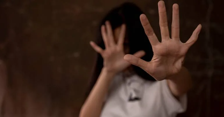 Pai acusado de abusar dos filhos aguarda julgamento livre