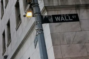 Bolsas de NY fecham sem sinal único, com cautela por tensões geopolíticas