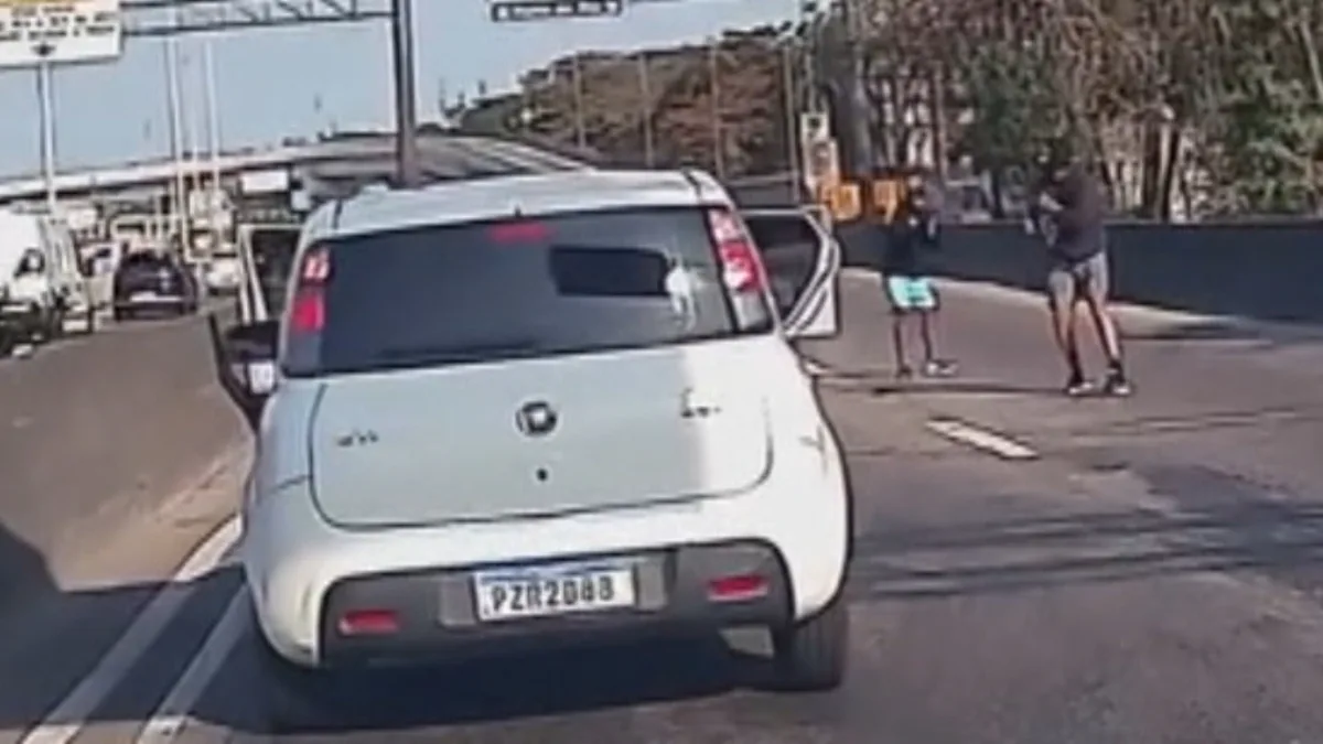 Vídeo mostra criminosos armados rendendo motorista e roubando carro durante arrastão na Avenida Brasil