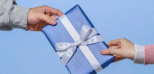 Vermögen verschenken: Wie Sie Aktien und ETFs rechtzeitig steuerfrei übertragen