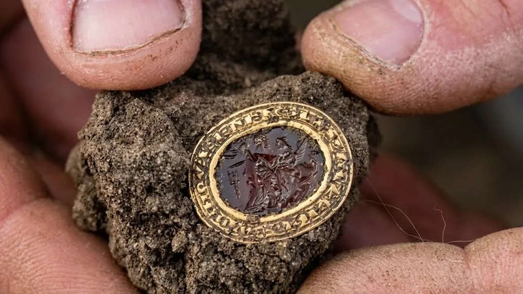Encontraron un anillo de oro de 700 años que podría haber pertenecido a una condesa y ahora será subastado