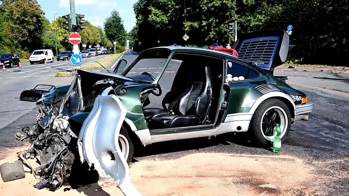 BMW kracht in Sportwagen - Abbiegecrash! Porsche-Fahrer in Auto eingeklemmt