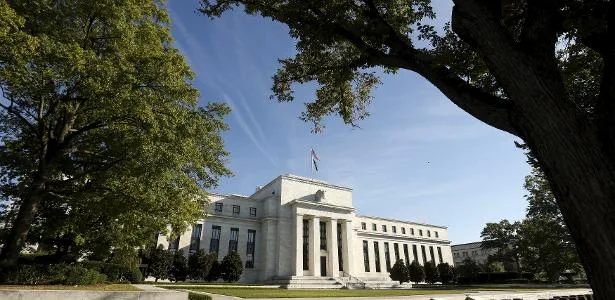 Banco Central dos EUA admite elevar juros se inflação não cair, mostra ata