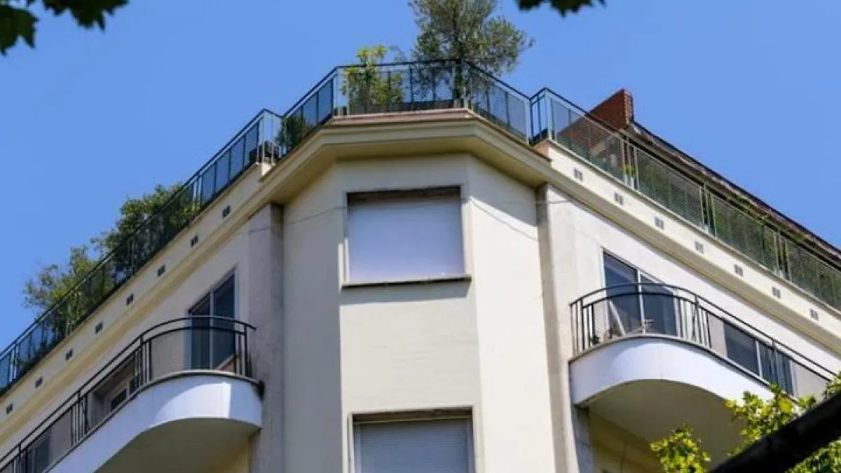 El Gobierno de Ayuso buscó un piso con “gran terraza” antes de justificar el ático como oficina