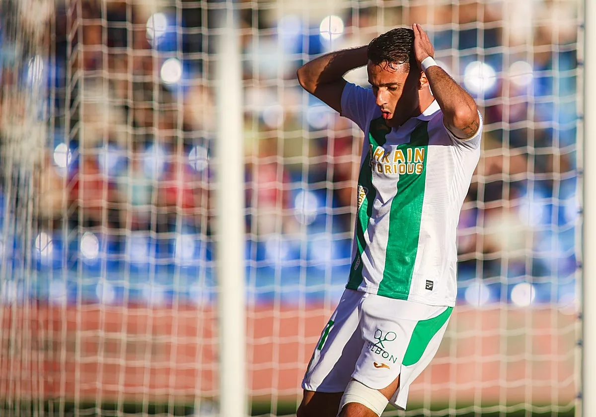 El Córdoba CF, atrapado en una sangría defensiva que devora su potencial ofensivo