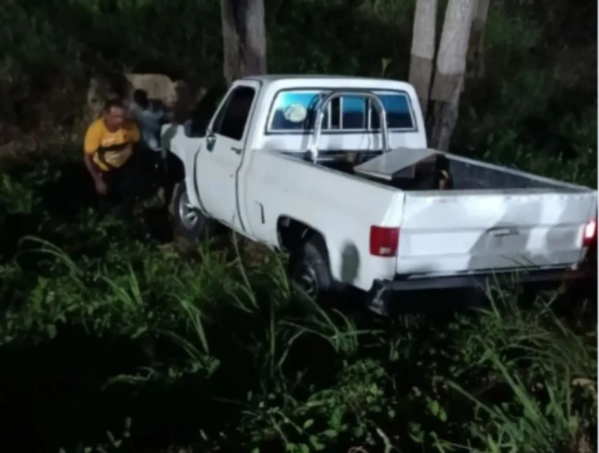 Camioneta chocó contra un árbol en Ciudad Bolívar
