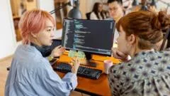 Empresas de AI prometem menos horas de trabalho — mas seus funcionários afirmam trabalhar até 90 horas