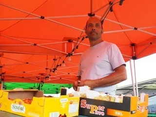 « C’est usant, physiquement et mentalement » : sur les marchés, la canicule mène la vie dure aux maraîchers