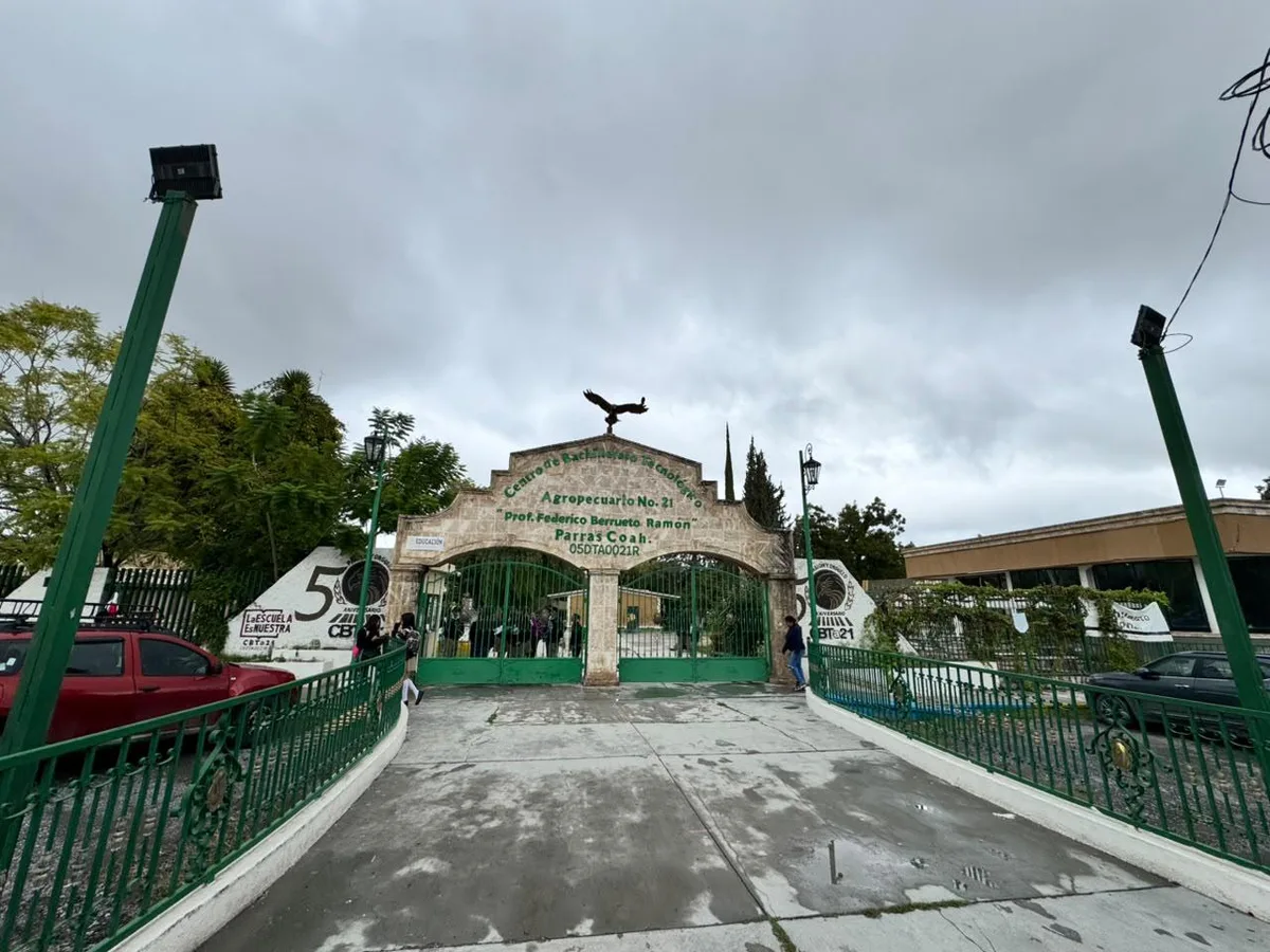 Cuestionan padres viaje obligatorio a CDMX para alumnos del CBTA 21 de Parras