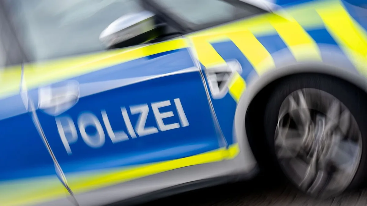 Motor schleudert übers Feld: Frau prallt in Nordsachsen gegen Strommast und stirbt