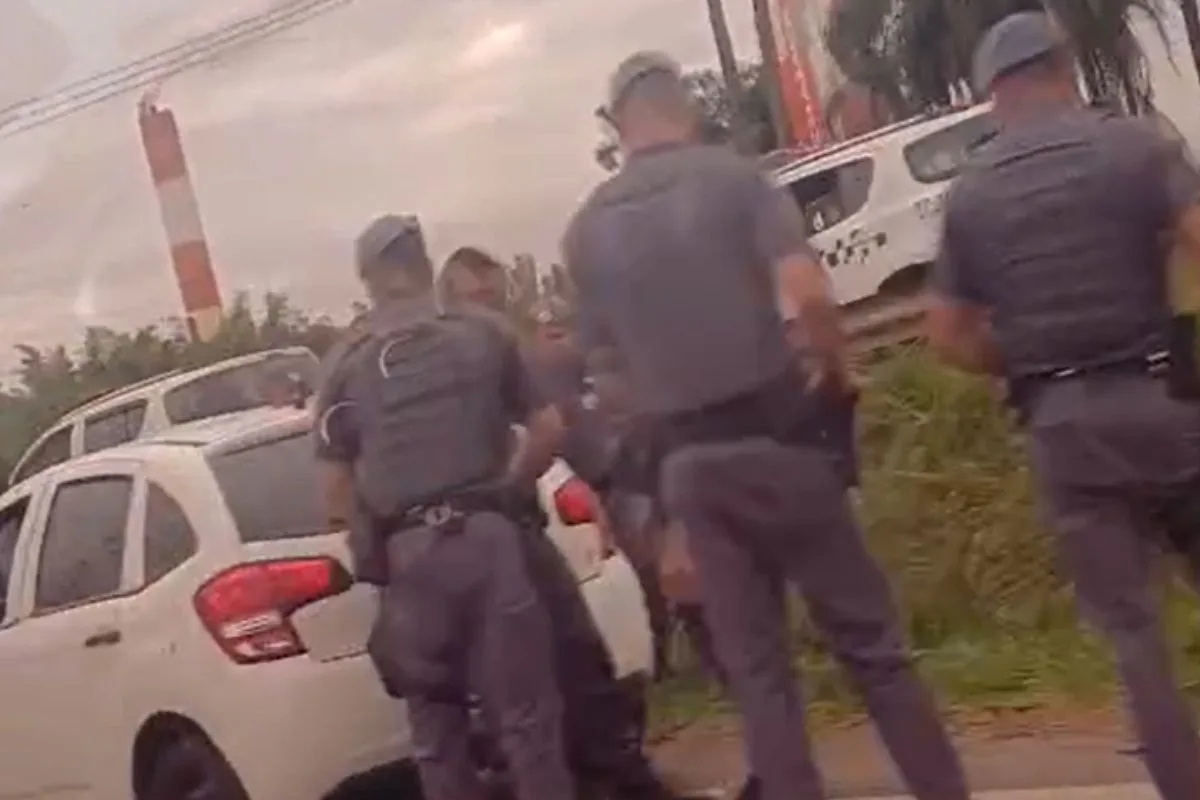 Suspeito morre e grávida é atingida de raspão em troca de tiros após tentativa de roubo na rodovia SP-340