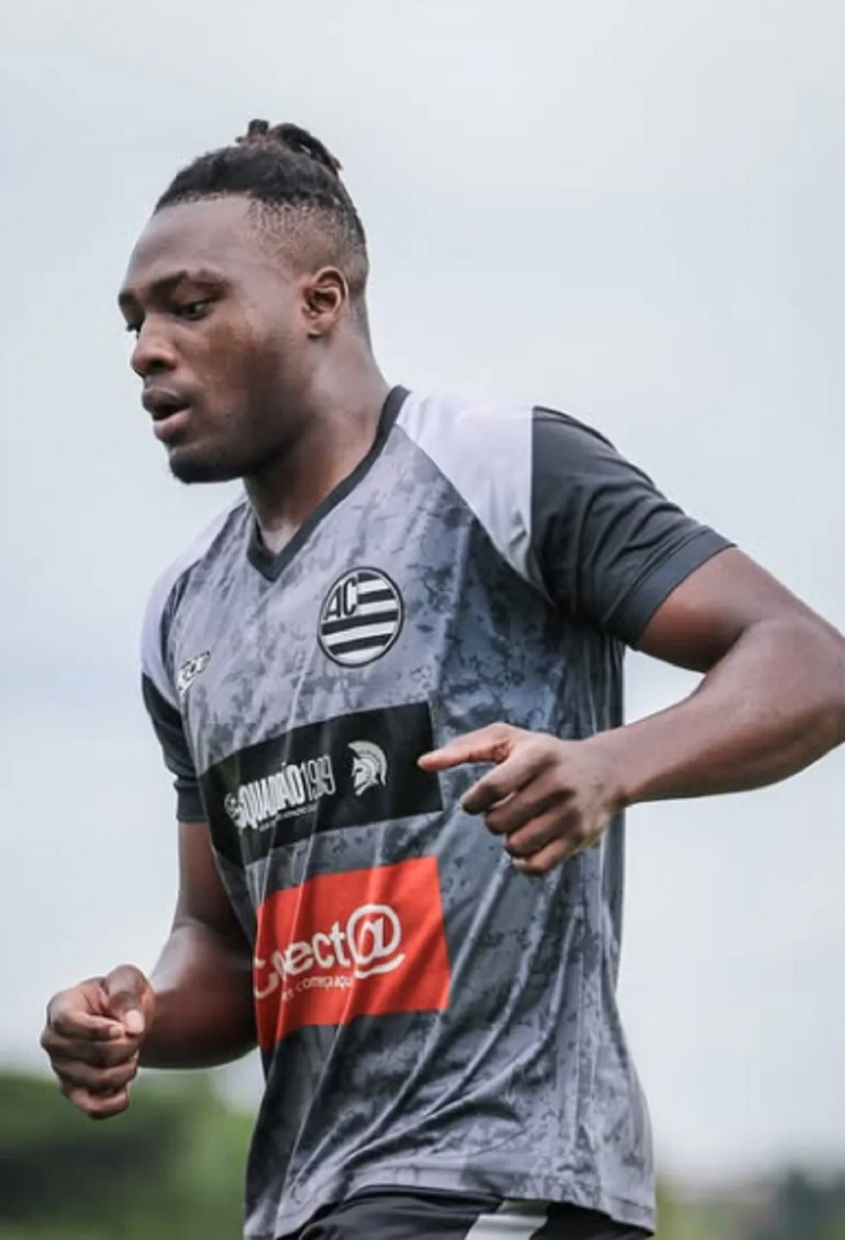 Athletic rescinde contrato com atacante Samuel Otusanya