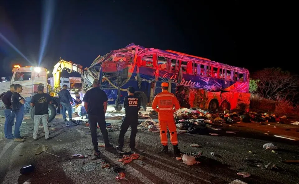 Tragédia em MG: acidente entre ônibus e carreta deixa seis mortos e 31 feridos na BR-116