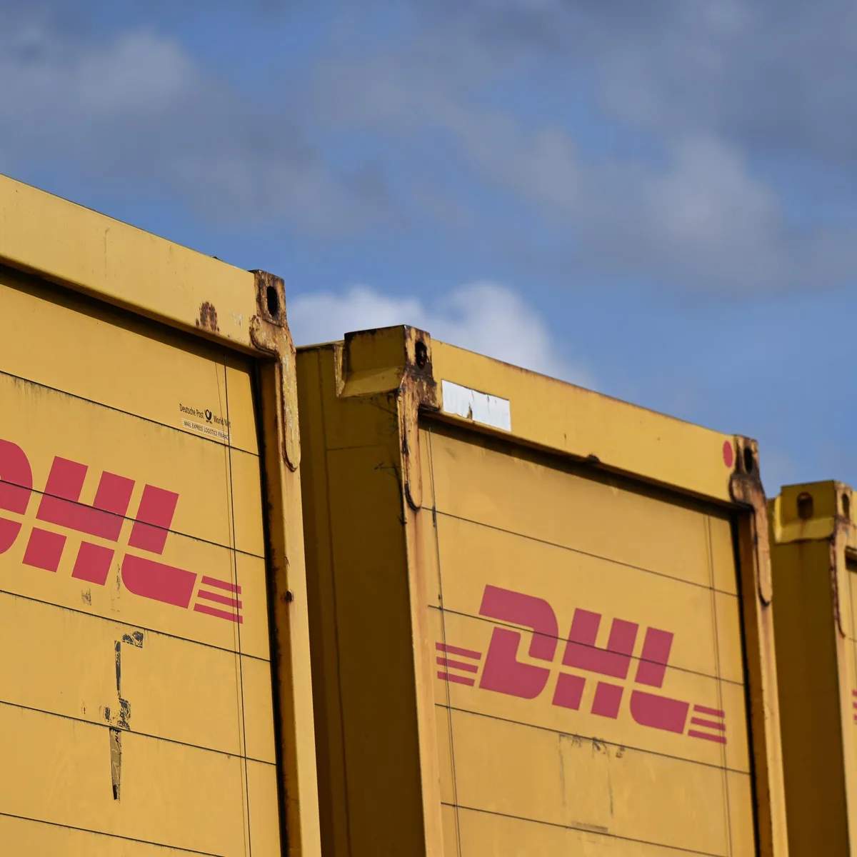 Mecklenburg-Vorpommern - DHL-Zentrum nach Quecksilberverdacht weiter gesperrt