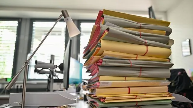 Künstliche Intelligenz: Antragsflut - KI-Modelle fordern Gerichte und Behörden