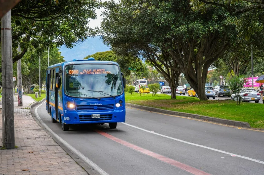 Durante robo a un bus del Sitp en Bogotá, pasajero se enfrentó a los delincuentes y los bajó: esto pasó