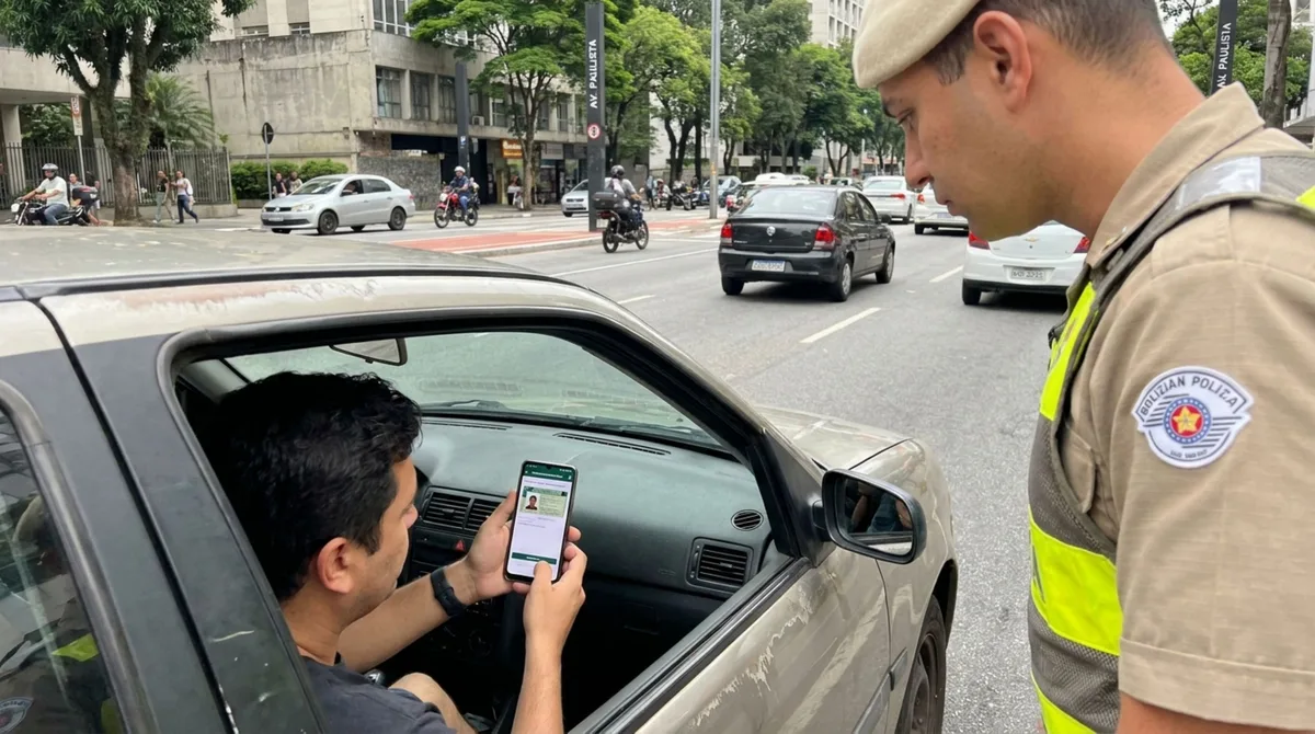 Motorista é parado na fiscalização, abre uma imagem da CNH salva na galeria e agente recusa o documento, homem afirma que o aplicativo estava sem acesso no momento