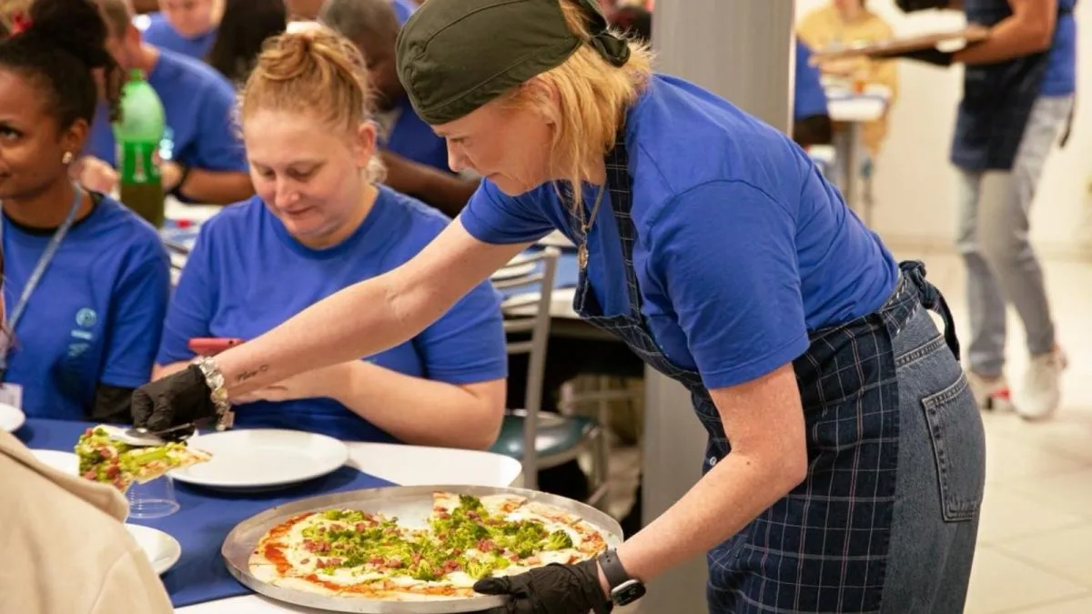 Gigante têxtil distribui mais de 5 mil fatias de pizza aos colaboradores em SC