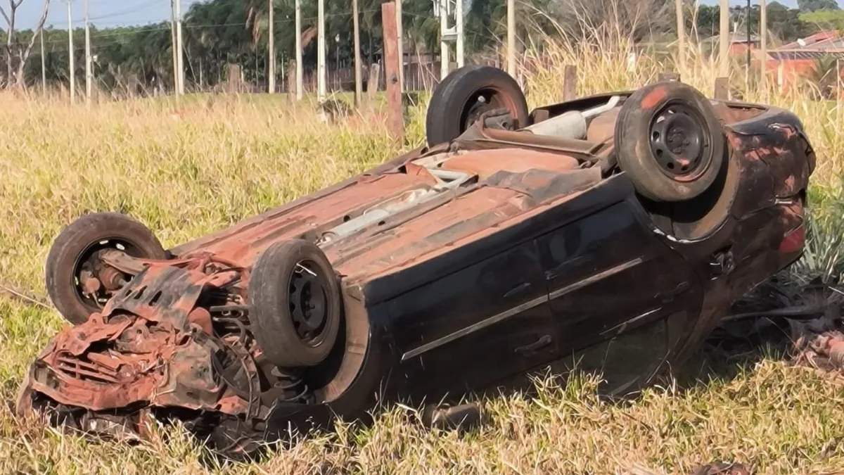 Motorista perde o controle da direção e carro capota em rodovia do noroeste de SP