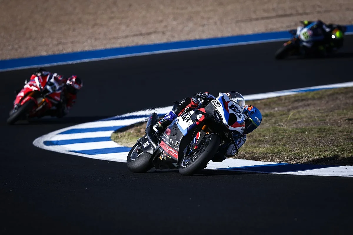 Bulega iguala recorde de vitórias nas Superbikes. Oliveira fica em quarto no Estoril