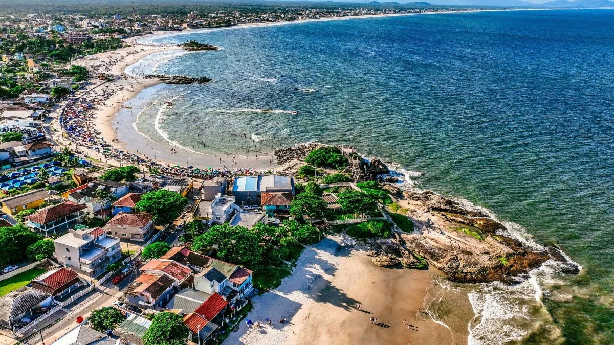 Cidade com 32 km de praias dispara e lidera ranking de maior crescimento populacional de SC