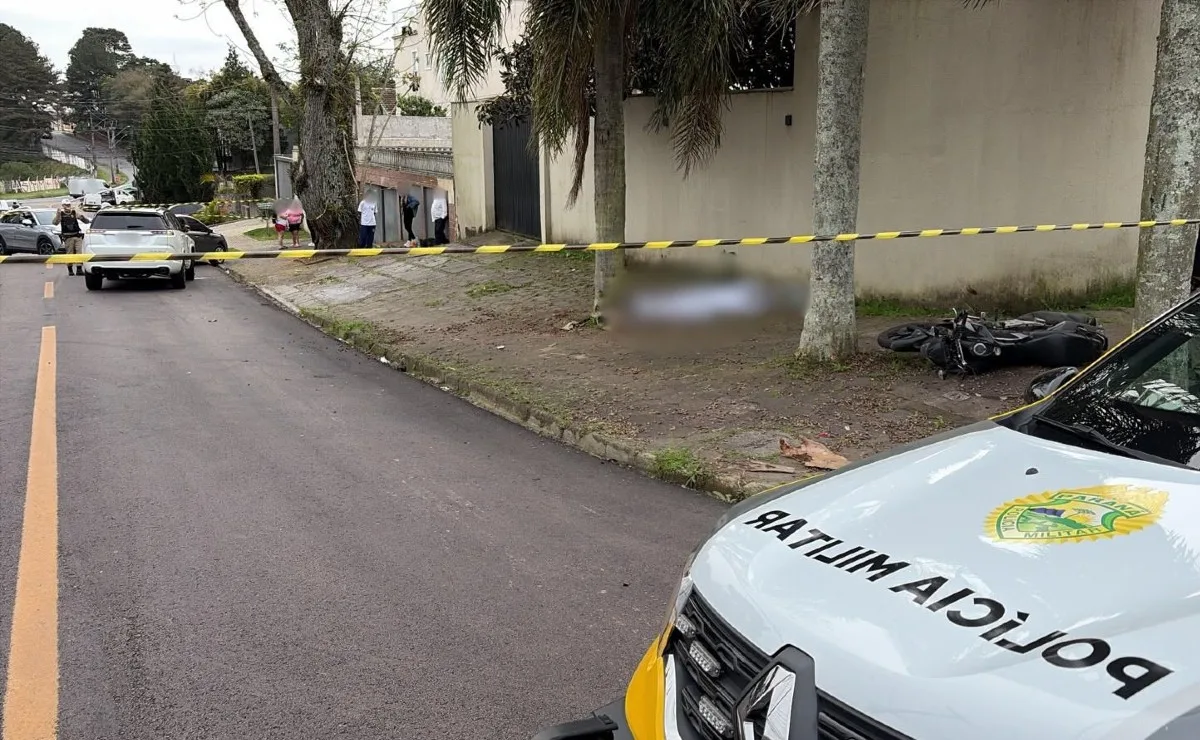 Jovem que estava na garupa morre após moto avançar preferencial e ser atingida por carro no Pilarzinho; vídeo mostra acidente