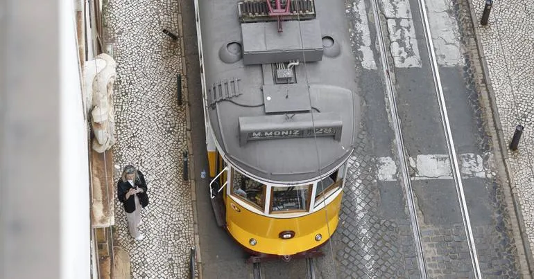 Colisão entre autocarro e elétrico faz 3 feridos ligeiros