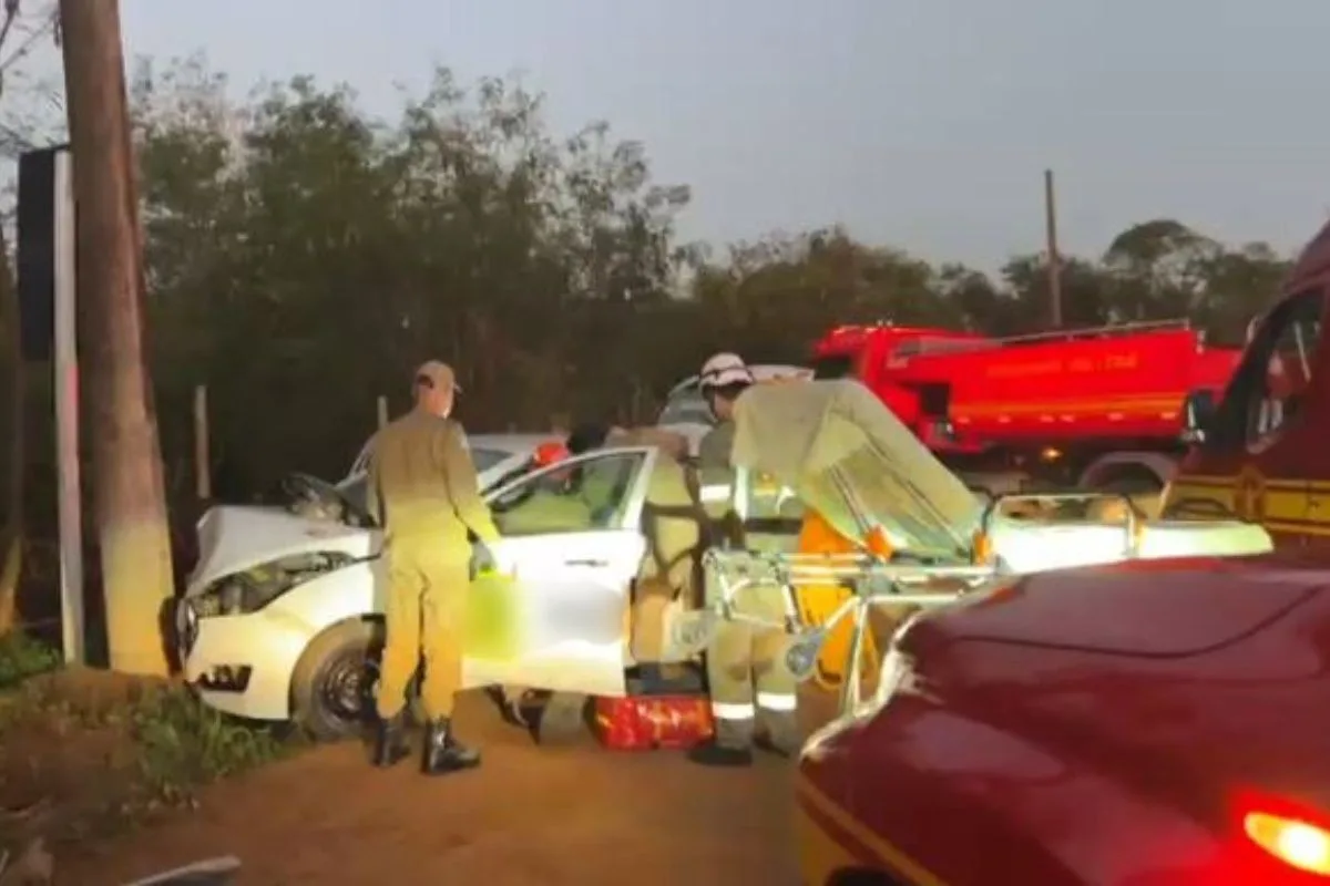 Motorista bate em poste e é resgatada pelo porta-malas em Campo Grande
