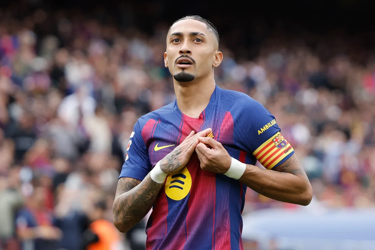 Raphinha assume braçadeira de capitão do Barcelona
