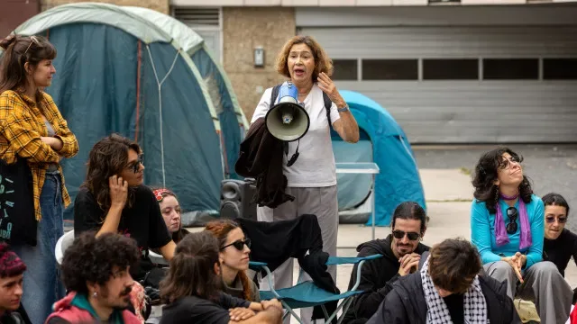 Manifestantes votam pela permanência e pernoita na Praça D. João I