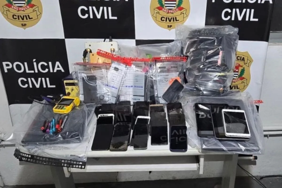 Polícia desmonta esquema clandestino de desbloqueio de celulares no litoral de SP