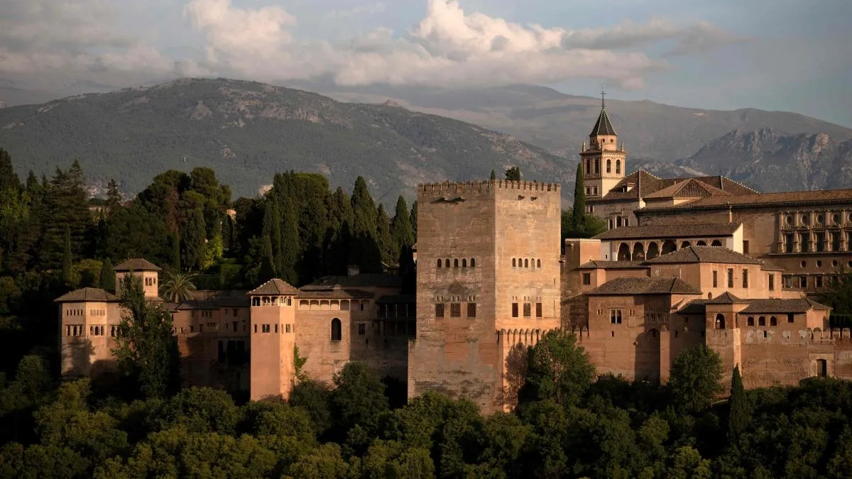 La Alhambra presenta daños de carácter leve, ninguno estructural, centrados en la Alcazaba