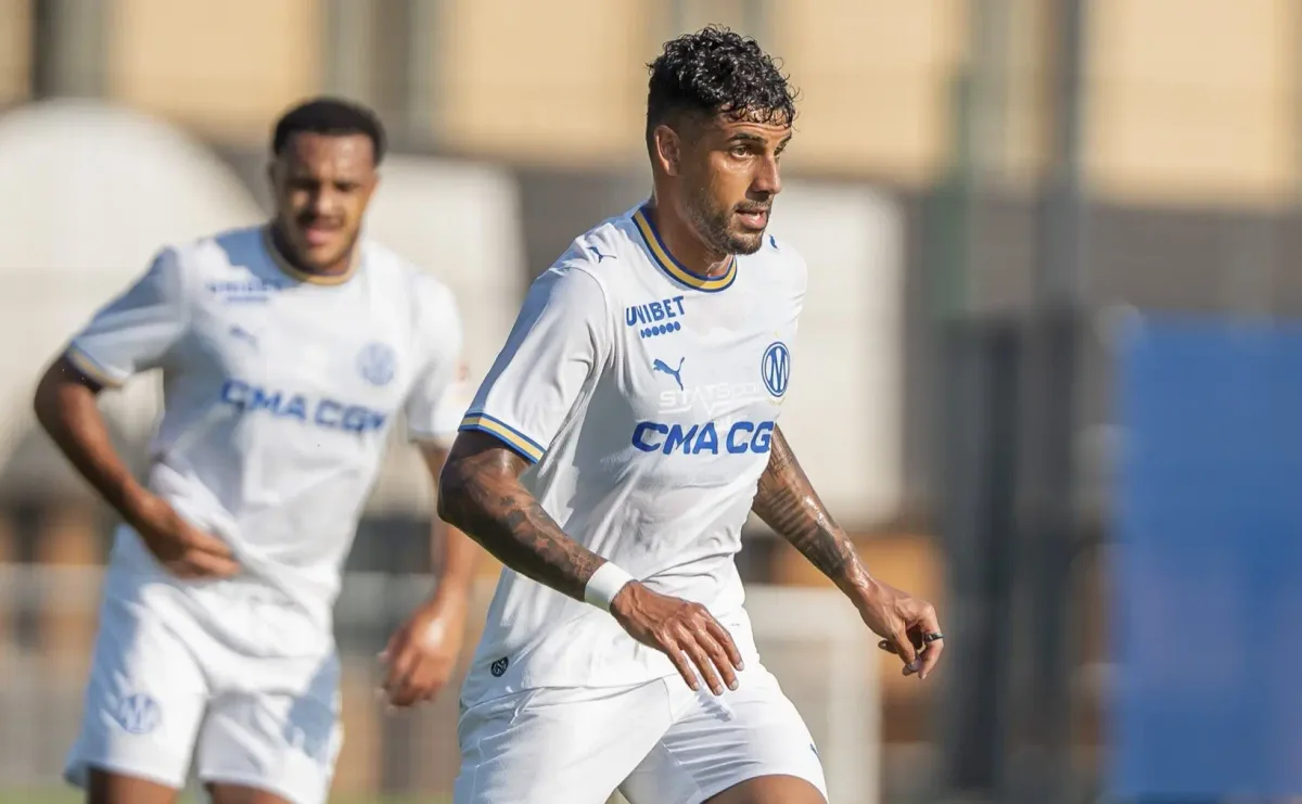 Santos abre negociações para repatriar Emerson Palmieri, mas impõe condição