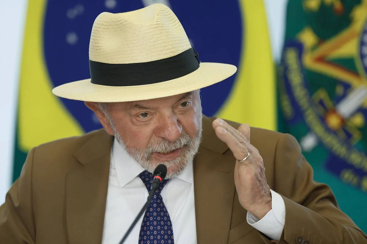 Lula promete continuidade econômica e não menciona redução de gastos em plano de governo