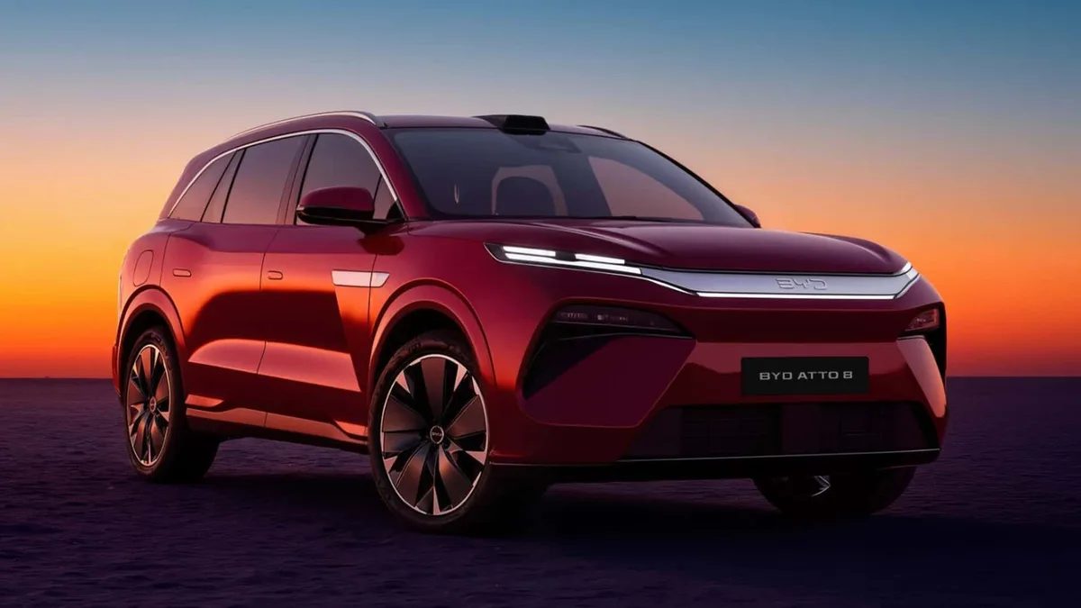 BYD Atto 8 estreia com 462 cv de potência e carregamento em 9 minutos