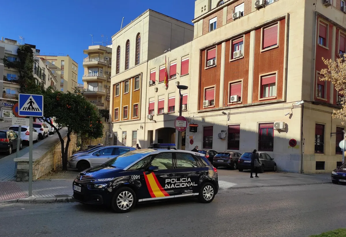 Detenida una empleada de una tienda de telefonía por contrataciones fraudulentas de móviles de alta gama